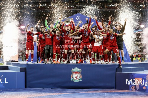 2019 champions league trophy - champions,